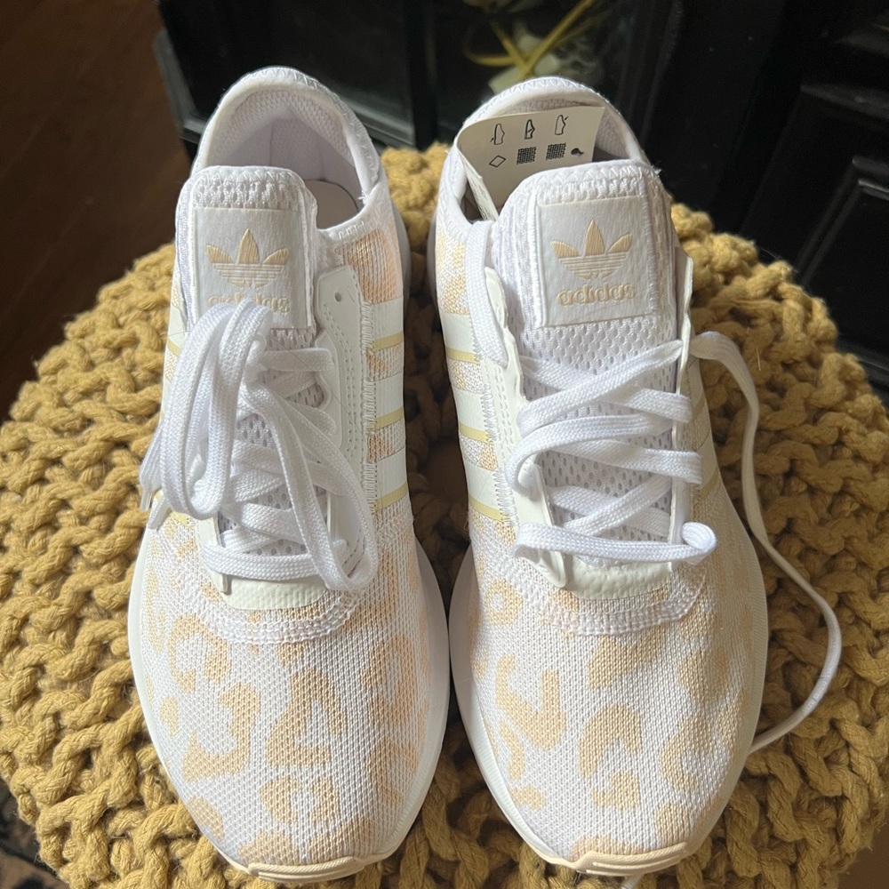 NWOT Women’s Adidas Swift Run Leopard Sneakers Size 8